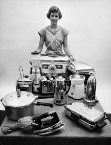Donna con elettrodomestici negli anni Sessanta (fonte Donna Moderna)